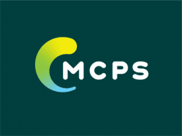 Logo firmy na zielonym tle. Znak firmowy składa się z białych liter MCPS - napisanych majuskułą. Po lewej stronie znajduje się sygnet półkola pomalowany gradientem z kolorów niebieskiego, zielonego i żółtego. yos studio poznan